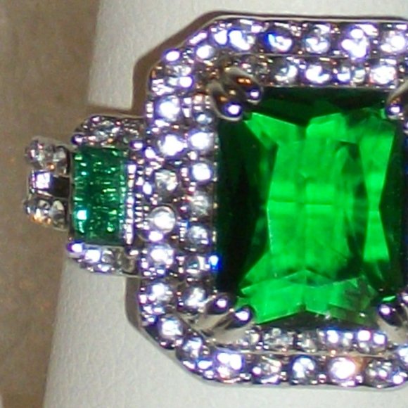 ❄️HP❄️ Simulated 3 Emerald & Diamond Ring NEW Sz 8 - Picture 6 of 7